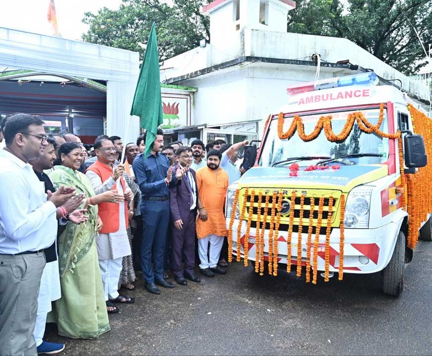 स्वास्थ्य सेवाओं के सुदृढ़ीकरण हेतु मुख्यमंत्री की दूरदर्शी पहल, आधुनिक एम्बुलेंस को दिखायी हरी झंडी