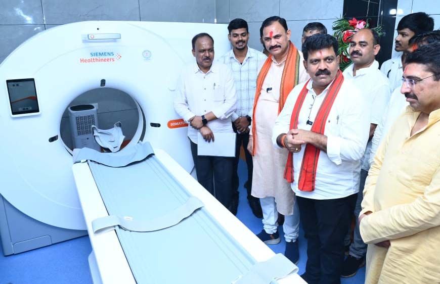 रायपुर : उपमुख्यमंत्री शर्मा और स्वास्थ्य मंत्री जायसवाल ने जिला अस्पताल में किया सिटी स्कैन यूनिट का लोकार्पण