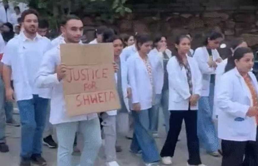 डेंटल कॉलेज में छात्रा की आत्महत्या से हड़कंप, विरोध में छात्रों का धरना