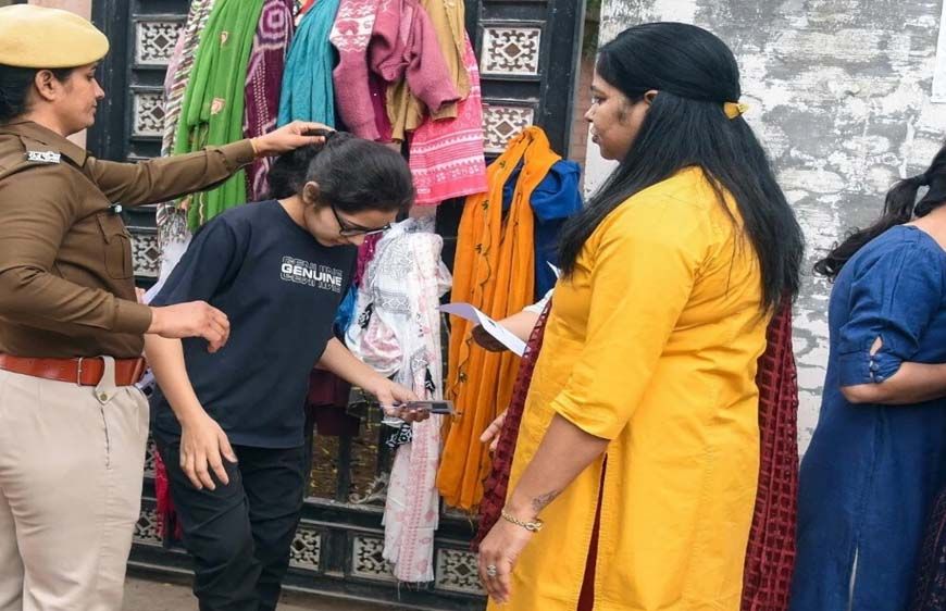 CET 2025: पहले चरण की परीक्षा खत्म, बाहर निकले अभ्यर्थी बोले-पेपर आसान था, बायोमीट्रिक में दिक्कत आई