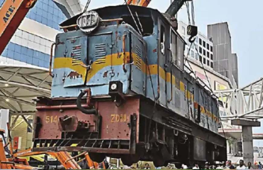 30 साल सेवा के बाद रिटायर हुआ ट्रेन का इंजन! रानी कमलापति स्टेशन पर सजा गौरवशाली इतिहास