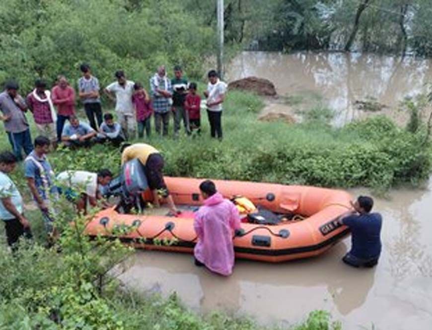 डबरा के नंदू का डेरा से 50 लोगों को रेस्क्यू कर सुरक्षित स्थलों पर पहुँचाया