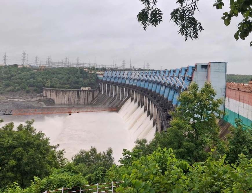 इंदिरा सागर और ओंकारेश्वर बांध के खुले गेट, नर्मदा में स्नान और बोटिंग पर प्रतिबंध