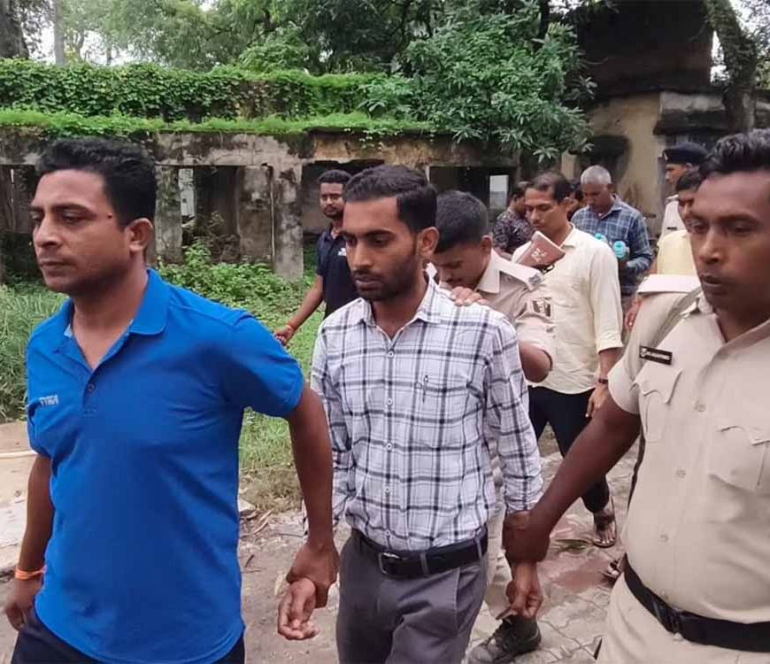 घूस लेते रंगेहाथ पकड़ा गया राजस्व कर्मचारी, 50 हजार की कर रहा था मांग