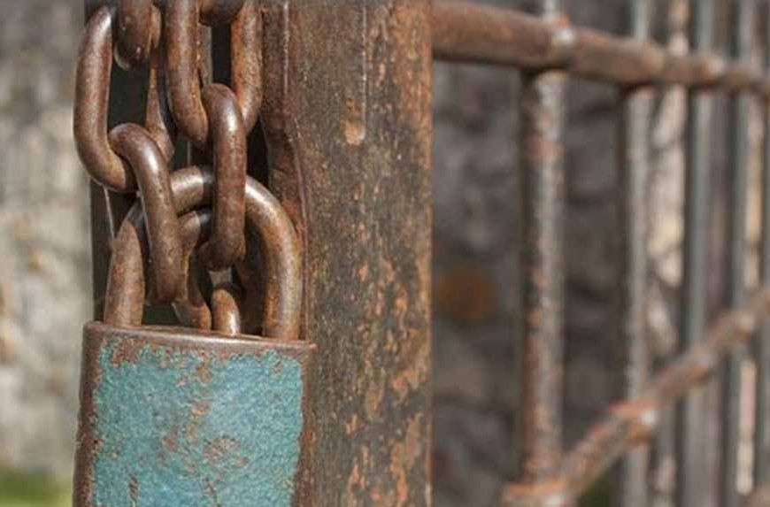 चप्पल पहन स्कूल आए बच्चों को सजा! शिक्षक ने क्लास में किया कैद, खुद चला गया घर