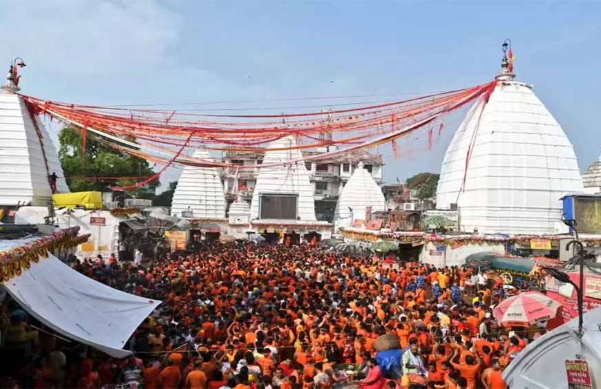 'बाबा एक सहारा' के जयकारों से गूंजा बैद्यनाथ धाम, तीसरे सोमवार पर उमड़ा आस्था का सैलाब