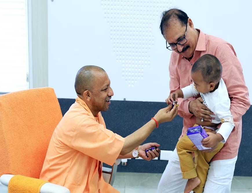 मां-बाप की मौत से टूटे तीन मासूम, सीएम योगी बने उम्मीद की किरण