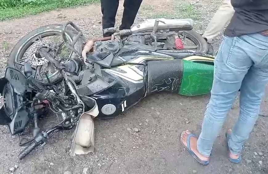 तेज रफ्तार ट्रेलर की टक्कर से युवक की मौत, 3 युवतियां गंभीर रूप से घायल