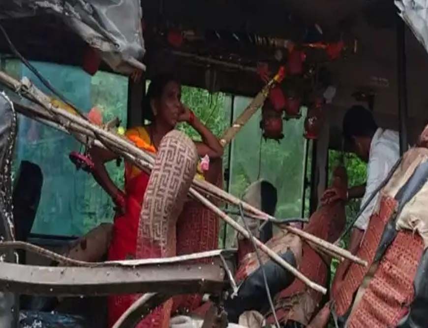 झारखंड : देवघर में कांवड़ियों की बस ट्रक से टकराई, 18 की मौत, जल चढ़ाने आए थे श्रद्धालु