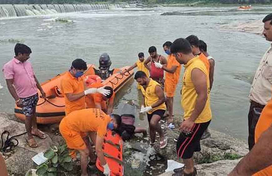 बेड़च नदी हादसा: बाइक समेत बहे दोनों युवकों के शव मिले, एक अज्ञात