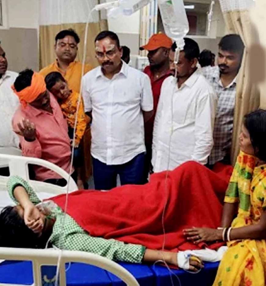 देरी से स्कूल पहुंचीं छात्राओं को टीचर ने दी ऐसी सजा कि पहुंच गईं अस्पताल