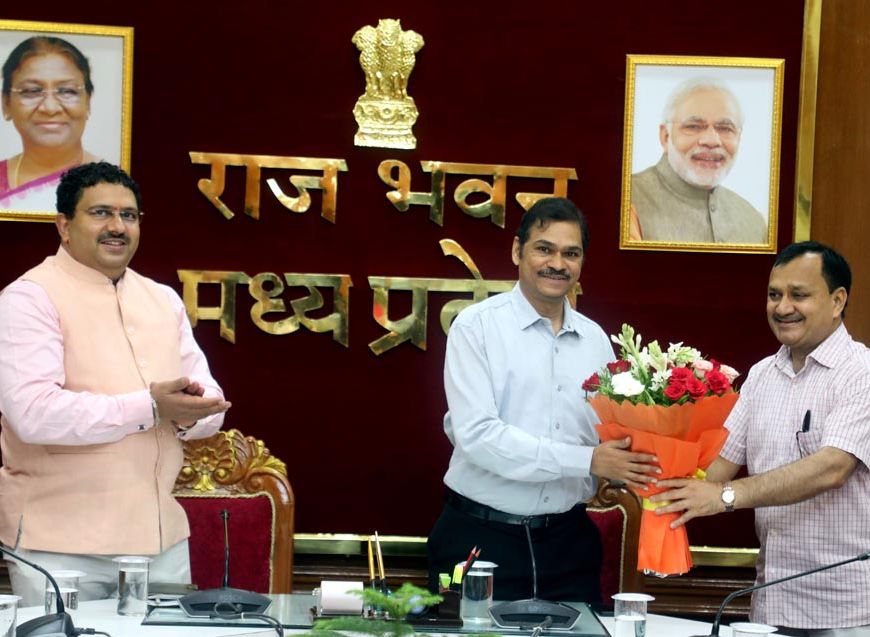 राज्यपाल के अपर मुख्य सचिव गुप्ता को विदाई, प्रमुख सचिव डॉ. कोठारी का हुआ स्वागत
