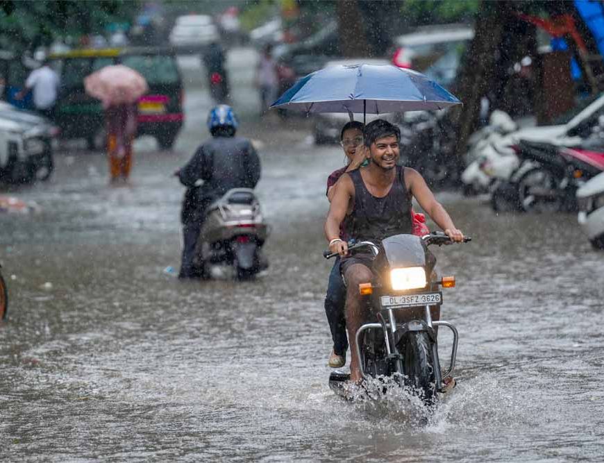 आधे घंटे की बारिश ने दिल्ली को किया जलमग्न, सड़कों से एयरपोर्ट तक मची अफरा-तफरी