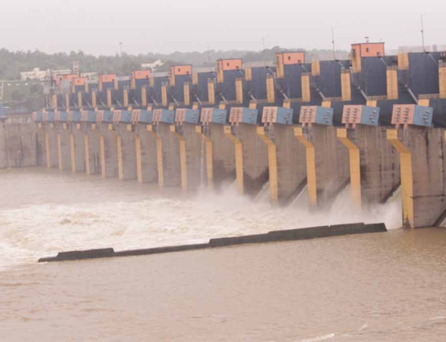 ओंकारेश्वर बांध के 14 गेट खोले, निचले घाटों से हटाई गई दुकानें
