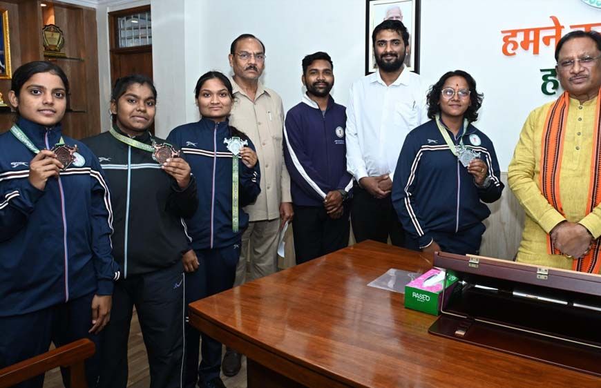 मुख्यमंत्री साय से किक बॉक्सिंग पदक विजेता खिलाड़ियों ने की सौजन्य मुलाकात