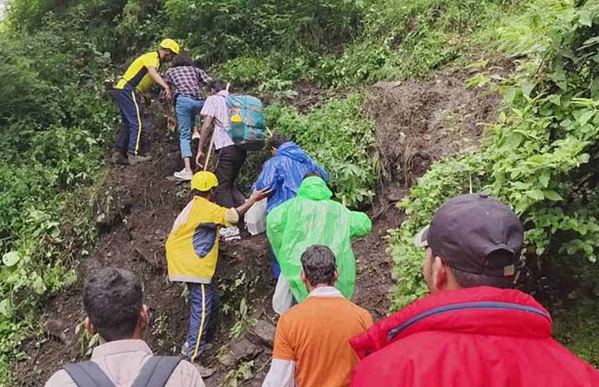 सोनप्रयाग-गौरीकुंड मार्ग पर भूस्खलन, केदारनाथ यात्रा तीन दिन के लिए ठप