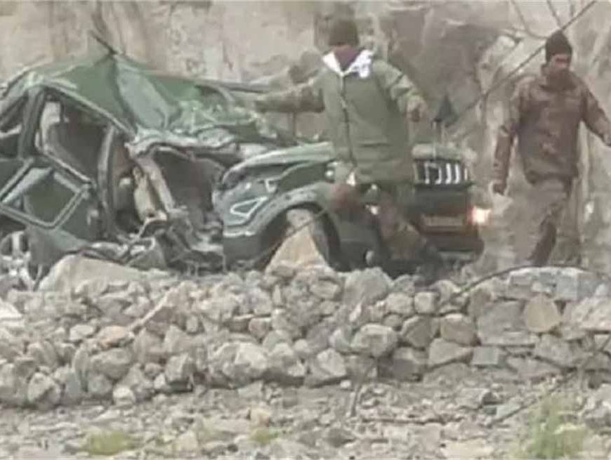 लद्दाख में सैन्य वाहन पर चट्टान गिरने से हादसा, एक अधिकारी सहित तीन शहीद