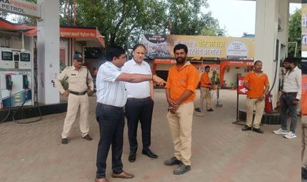 विधायक के परिजनों के पेट्रोल पंप पर नियमों की अनदेखी, बिना हेलमेट मिल रहा था पेट्रोल – प्रशासन ने दी चेतावनी