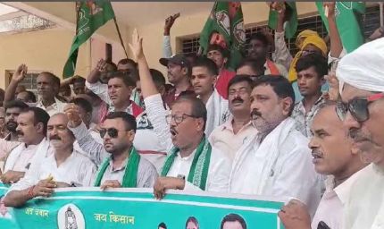 सूखे से बेहाल किसान, राजद ने धरना देकर सरकार से की राहत की मांग