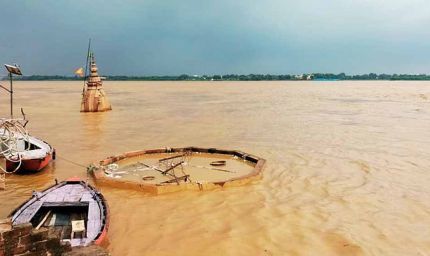 काशी में गंगा चेतावनी बिंदु पार, मणिकर्णिका घाट पर शवों की कतारें