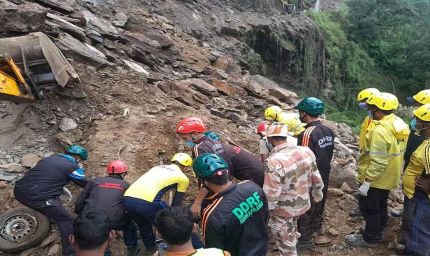 तीसरे दिन भी बंद रहा रुद्रप्रयाग-गौरीकुंड हाईवे, मलबा हटाने में जुटी टीमें