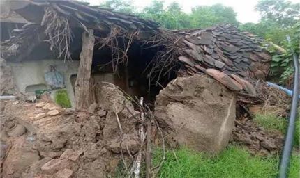 दुमका में भारी बारिश का कहर: मकान ढहने से मासूम की मौत, बहन घायल