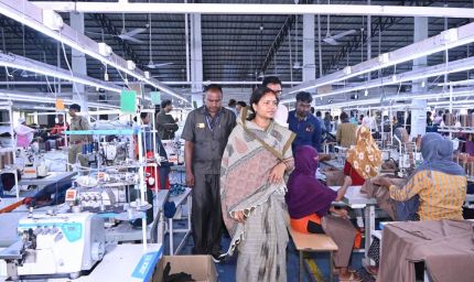 मंत्री श्रीमती लक्ष्मी राजवाड़े ने शबरी एंपोरियम, और गारमेंट फैक्ट्री का किया अवलोकन