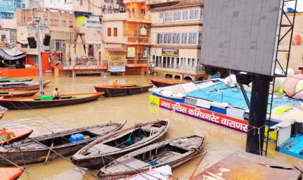 गंगा का रौद्र रूप: विश्वनाथ मंदिर की सीढ़ियों को डुबोया, अस्सी घाट पर सड़क तक पहुँचा पानी