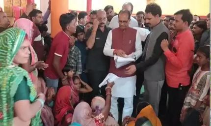 बाढ़ पीड़ितों से मिले केंद्रीय मंत्री शिवराज, मूंग उपार्जन केंद्र का किया औचक निरीक्षण