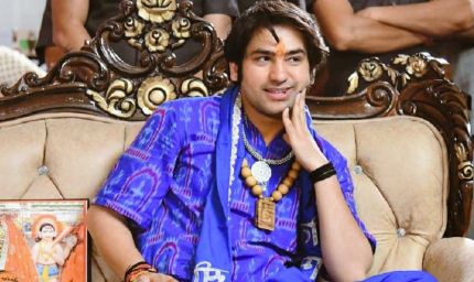 बागेश्वर सरकार पर विवादित टिप्पणी, प्रोफेसर पर FIR – धार्मिक भावना भड़काने का आरोप