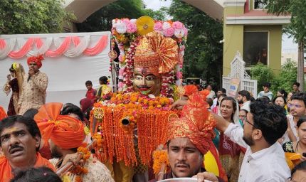 अवधपुरी में  महाराजाधिराज श्री महाकाल सरकार अपनी प्रजा का हाल जानने भ्रमण पर निकले, रीगल टाउन गेट पर भव्य स्वागत