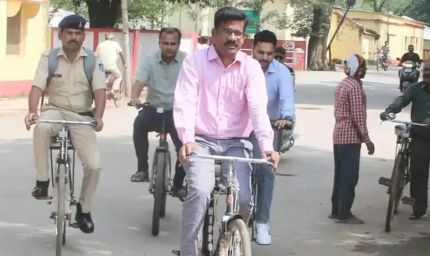 सतना कलेक्टर डॉ. सतीश कुमार का सादा अंदाज, साइकिल से पहुंचे ऑफिस