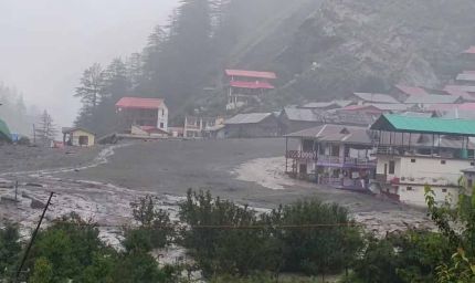 उत्तरकाशी में बादल फटने का कहर: मलबे में दबे कई घर, भारी तबाही