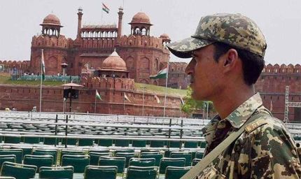 लाल किले में सेंध से हड़कंप: 15 अगस्त से पहले घुसपैठ की कोशिश, 5 बांग्लादेशी पकड़े गए, 7 पुलिसकर्मी सस्पेंड