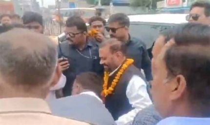 रायबरेली में स्वामी प्रसाद मौर्य को दो युवकों ने मारा थप्पड़, भड़के समर्थकों ने की जमकर धुनाई