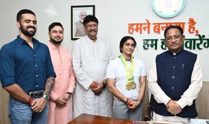 मुख्यमंत्री साय से एशियन अफ्रीकन पैसिफिक पावरलिफ्टिंग चैंपियनशिप की स्वर्ण पदक विजेता नमी राय पारेख ने की मुलाकात