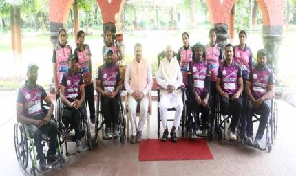 राज्यपाल पटेल से मध्यप्रदेश व्हीलचैयर क्रिकेट और दिव्यांग महिला क्रिकेट टीम के सदस्यों ने की मुलाकात