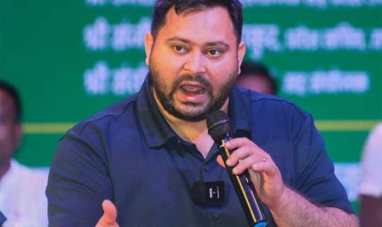 तेजस्वी यादव को फिर चुनाव आयोग का नोटिस, 48 घंटे में वोटर आईडी जमा करने के निर्देश