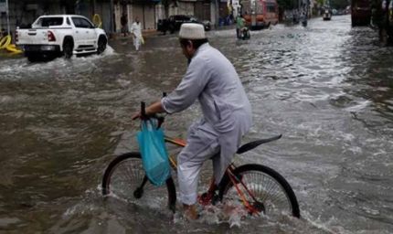 पाकिस्तान में मूसलधार बारिश का कहर, कई ज़िले जलमग्न, बाढ़ का अलर्ट जारी