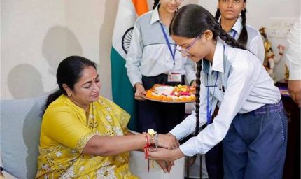 रक्षाबंधन पर सीएम रेखा गुप्ता ने बच्चों से बंधवाई राखी, भावुक तस्वीरें सोशल मीडिया पर छाईं