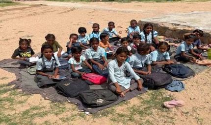 जर्जर भवन बना अभिशाप: टीन शेड में पढ़ने को मजबूर छात्राएं