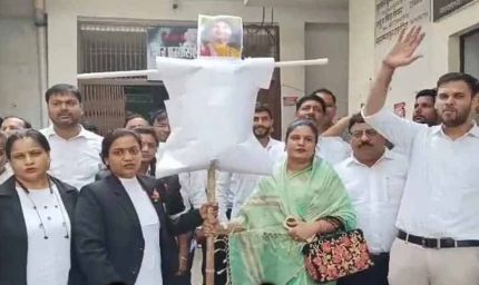 अनिरुद्धाचार्य विवाद कोर्ट पहुंचा: महिला वकीलों ने लगाई न्याय की गुहार