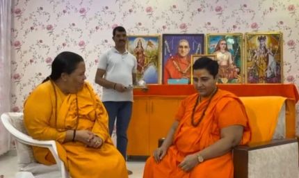 उमा भारती ने साध्वी प्रज्ञा को बताया ‘मसीहा’, बोलीं- इनकी तपस्या मुझसे बड़ी