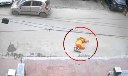 फरीदाबाद के दयालबाग इलाके में रोड पर चल रही एक महिला को कार चालक ने मारी जोरदार टक्कर