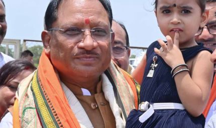 नन्ही सृष्टि को गोद में उठाकर मुख्यमंत्री विष्णु देव साय ने रच दिया अपनत्व और स्नेह का अविस्मरणीय पल