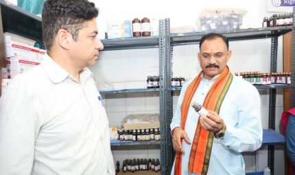 रायपुर : स्वास्थ्य मंत्री श्याम बिहारी जायसवाल ने किया बद्रीनाथ बघेल जिला अस्पताल का औचक निरीक्षण