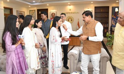 मुख्यमंत्री डॉ. यादव ने राखी बंधवाकर की बहनों के सुखद-स्वस्थ जीवन की कामना