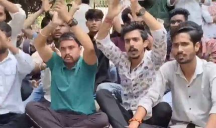 18 अगस्त की परीक्षा रद्द करने की मांग पर एनएसयूआई-एबीवीपी का कॉलेज में धरना