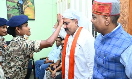 हिड़मा की पूर्व गार्ड ने गृहमंत्री विजय शर्मा को बांधी राखी, अब दंतेश्वरी फाइटर्स का हिस्सा