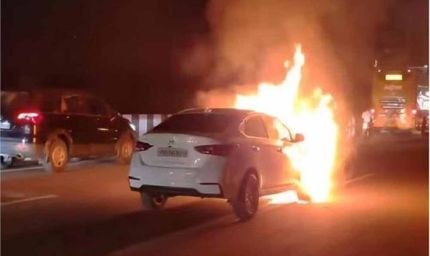 फ्लाईओवर पर चलती कार में लगी आग, देखते ही हर कोई दहशत में आ गया